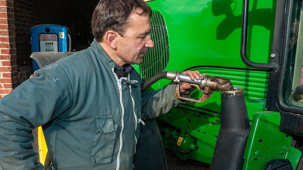 Agriculteur faisant le plein de GNR de son tracteur