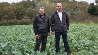 « L’épandeur passe quelques jours avant de semer », expliquent Stéphane Teixido, agriculteur à Lescar (à gauche) et Christian Matheu d'Euralis. « L’épandeur passe quelques jours avant de semer », expliquent Stéphane Teixido, agriculteur à Lescar (à gauche) et Christian Matheu d'Euralis.