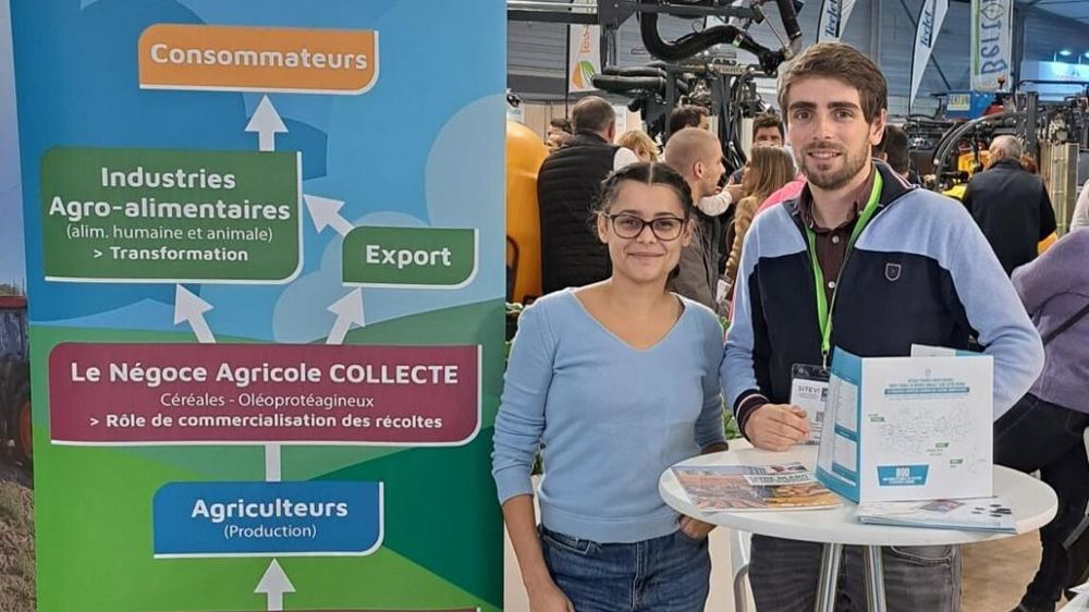 Maëlle Simmen, déléguée régionale NCE et en charge du dossier école à la FNA, et Clément Albouy, délégué régional Négoce Pyrénées Méditerranée, lors du Sitevi, sur un espace dédié au niveau du stand du négoce Magne.
