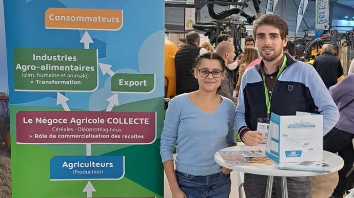 Maëlle Simmen, déléguée régionale NCE et en charge du dossier école à la FNA, et Clément Albouy, délégué régional Négoce Pyrénées Méditerranée, lors du Sitevi, sur un espace dédié au niveau du stand du négoce Magne.