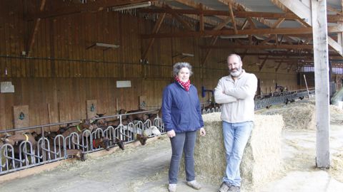 Le bâtiment ouvert de Marie-Hélène et Laurent Poulet maximise le passage du soleil rasant en hiver et protège des rayons en été tout en permettant une aération efficace.