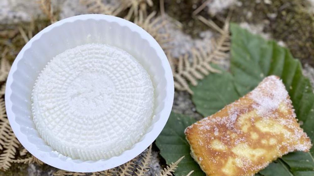 Le Brocciu est un fromage frais, issu du lactosérum de chèvre et/ou de brebis de races corses.