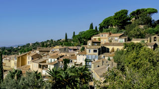 Bormes-les-Mimosas est un des plus jolis villages en belvédère de la côte varoise. Bormes-les-Mimosas est un des plus jolis villages en belvédère de la côte varoise.
