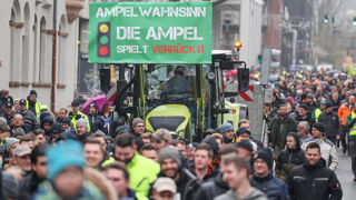 Les agriculteurs allemands se mobilisent partout en Allemagne, comme ici à Marburg, pour protester contre la politique du gouvernement. Les agriculteurs allemands se mobilisent partout en Allemagne, comme ici à Marburg, pour protester contre la politique du gouvernement.