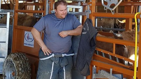 Pour l'aider à manipuler les animaux, l'éleveur dispose d'un couloir de contention mobile, de barrières, d'une porte d'embarquement.... Pour l'aider à manipuler les animaux, l'éleveur dispose d'un couloir de contention mobile, de barrières, d'une porte d'embarquement....