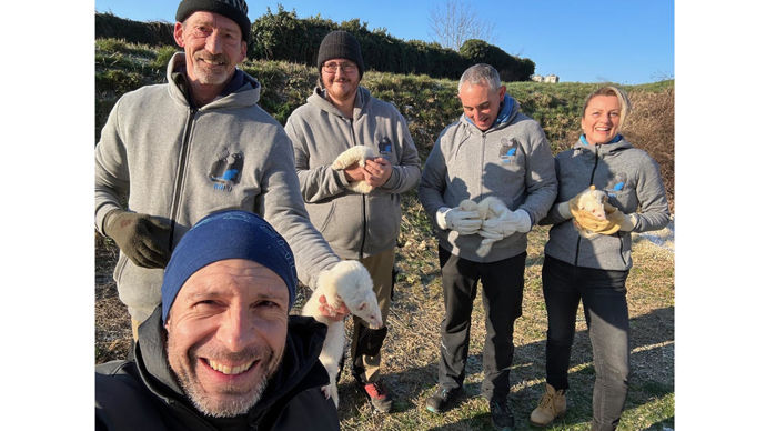 Ludovic Lignier (en bas à g.), responsable conservation des grains chez Dijon céréales, a organisé, vendredi 12 janvier au silo de Mirebeau-sur-Bèze (Côte-d'Or), une matinée avec l'équipe de Rafu, émanant de Fauconnerie Team et  Estivalet, autour de la dératisation naturelle par les furets.