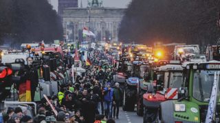 Le lundi 15 janvier 2024, les convois de tracteurs allemands se sont réunis à Berlin. Le lundi 15 janvier 2024, les convois de tracteurs allemands se sont réunis à Berlin.