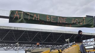 Depuis ce lundi matin, les agriculteurs tarn-et-garonnais bloquent l'accès à la centrale de Golfech. Depuis ce lundi matin, les agriculteurs tarn-et-garonnais bloquent l'accès à la centrale de Golfech.