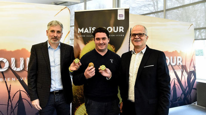 De gauche à droite, Julien Pedelucq, PDG de Sikig, Michael Dolet Fayet, vice-président délégué de Maïsadour, et Christophe Bonno, DG de Maïsadour, ont signé un partenariat mardi 16 janvier.