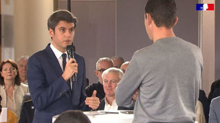 Le Premier ministre, Gabriel Attal, répondant à un agriculteur lors d'un débat organisé le 20 janvier 2024 à Saint-Laurent-d'Agny (Rhône). Le Premier ministre, Gabriel Attal, répondant à un agriculteur lors d'un débat organisé le 20 janvier 2024 à Saint-Laurent-d'Agny (Rhône).