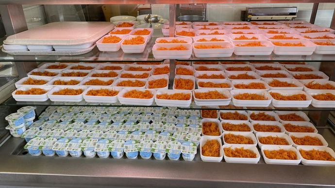 Piste. La consommation de produits laitiers bio recule de 12 % en 2023. Un des leviers de relance est la restauration hors foyer, qui utiliserait 100 Ml de plus si les 20 % prévus dans la loi Egalim étaient respectés. Ils ne pèsent aujourd’hui que 8 %.