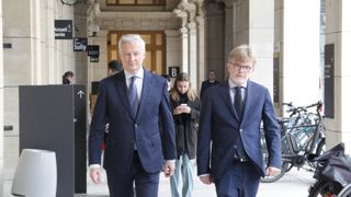 Bruno Le Maire, ministre de l'Economie, et Marc Fesneau, ministre de l'Agriculture, à la sortie du comité de suivi des négociations commerciales le 26 janvier 2024 au ministère de l'Agriculture.
