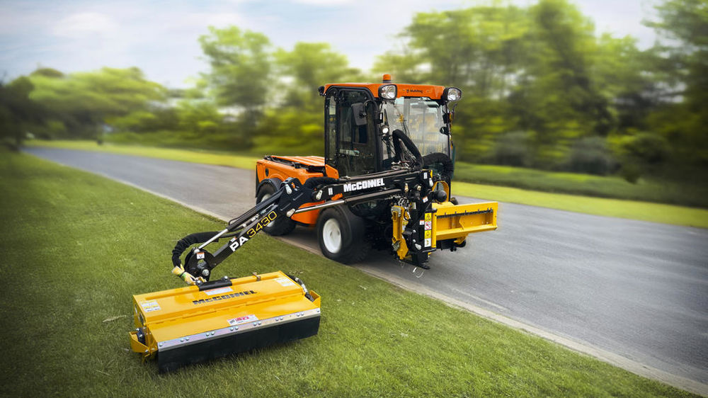 Le Multihog CX75 avec l'épareuse McConnel PA3430 de la série Versi. Le Multihog CX75 avec l'épareuse McConnel PA3430 de la série Versi.