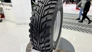 Trelleborg présente le pneu TM1 Eco Power1 destiné aux tracteurs électriques.