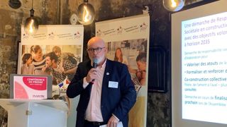 Afin de ne pas passer sous la barre de 100 %, « il faudra adapter les élevages aux attentes sociétales, soutient Philippe Bizien, président d'Inaporc. Et cela passera par de l'agrandissement et de l'investissment. » Afin de ne pas passer sous la barre de 100 %, « il faudra adapter les élevages aux attentes sociétales, soutient Philippe Bizien, président d'Inaporc. Et cela passera par de l'agrandissement et de l'investissment. »