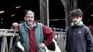 Benoît Nicolas et Quentin Martinez, son apprenti en BTS. « Il est important d’aller voir les pratiques dans les autres fermes afin de les transposer chez soi » déclare l’éleveur adhérent au Civam de Loire-Atlantique. Benoît Nicolas et Quentin Martinez, son apprenti en BTS. « Il est important d’aller voir les pratiques dans les autres fermes afin de les transposer chez soi » déclare l’éleveur adhérent au Civam de Loire-Atlantique.