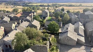 La cité médiévale fortifiée de La Garde-Guérin est située en bordure d'un haut plateau de la Lozère. La cité médiévale fortifiée de La Garde-Guérin est située en bordure d'un haut plateau de la Lozère.