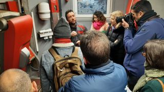 Le 2 février 2024, Sébastien Rohmer, installé en 2020 à Eschau, au sud de Strasbourg, explique le fonctionnement de la traite robotisée au groupe de visiteurs dont Pia Imbs, présidente de l’Eurométropole de Strasbourg (EMS). Le 2 février 2024, Sébastien Rohmer, installé en 2020 à Eschau, au sud de Strasbourg, explique le fonctionnement de la traite robotisée au groupe de visiteurs dont Pia Imbs, présidente de l’Eurométropole de Strasbourg (EMS).