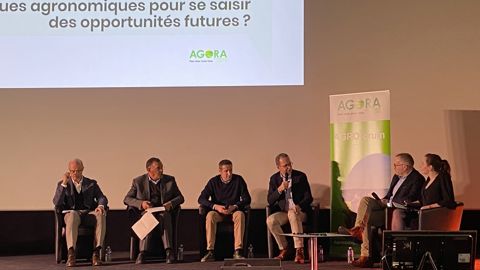 De gauche à droite : Yann Lebeau, d'Intercécéales, Driss Belfadla, agriculteur marocain, François-Xavier Martel, chef de culture dans l'Oise, et Charles Léonardi, de Nestlé, ont participé, le 8 février à Jaux, à une table ronde organisée par Agora dans le cadre de son 14e Agroforum.