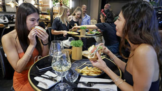 Deux jeunes femmes mangent des hamburgers à base de viande de « poulet cultivé » dans un restaurant adjacent au site de production SuperMeat de la ville de Ness Ziona, dans le centre d'Israël. Deux jeunes femmes mangent des hamburgers à base de viande de « poulet cultivé » dans un restaurant adjacent au site de production SuperMeat de la ville de Ness Ziona, dans le centre d'Israël.
