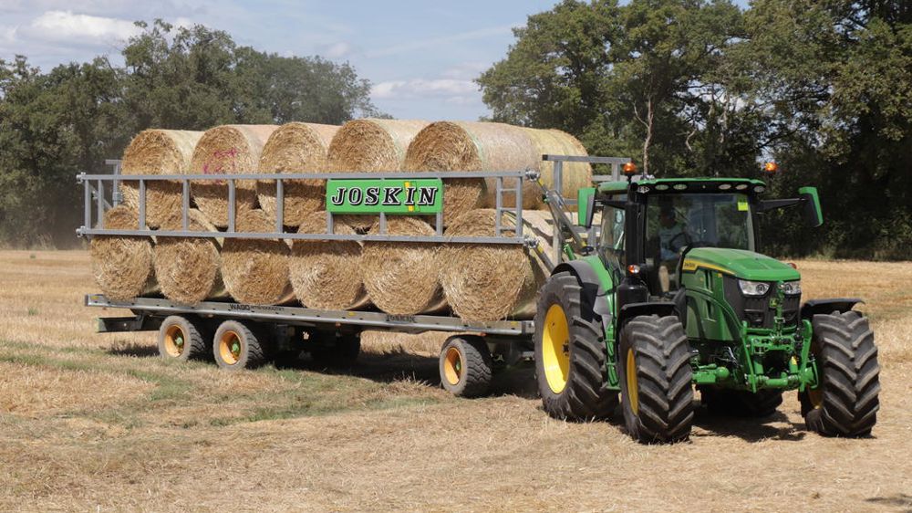 Une fois les balles rondes chargées à l’aide du chariot télescopique, le chargement est sécurisé en quelques secondes pour prendre sereinement la route.