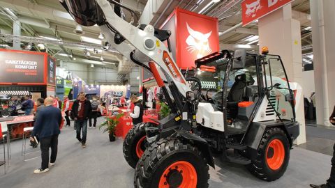 Bobcat présente sa nouvelle chargeuse L95 de 75 ch lors du salon allemand Agritechnica 2023.
