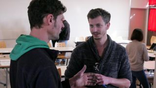 Le 8 février à Saint-Donat-sur-l’Herbasse (Drôme), François (à droite), kinésithérapeute de 33 ans qui souhaite se reconvertir en maraîchage bio, discute avec Eric, jeune installé hors cadre familial. Le 8 février à Saint-Donat-sur-l’Herbasse (Drôme), François (à droite), kinésithérapeute de 33 ans qui souhaite se reconvertir en maraîchage bio, discute avec Eric, jeune installé hors cadre familial.
