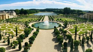 Pour conserver son tracé, le jardin à la française doit être replanté environ tous les cent ans. Il l’a été en grande partie à la suite de la tempête de 1999. Pour conserver son tracé, le jardin à la française doit être replanté environ tous les cent ans. Il l’a été en grande partie à la suite de la tempête de 1999.