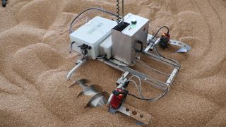 Le robot Crower est équipé de deux vis dans fin pour se déplacer sur une surface meuble comme du grain.