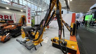 Ferri sort l'épareuse TP460 Vision équipée d'une tête de 1 m de large.