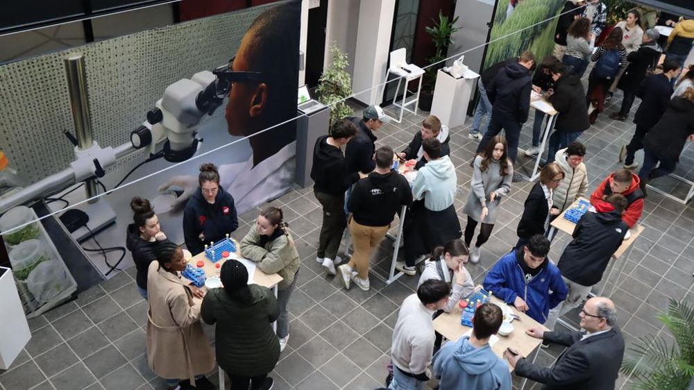 Limagrain a accueilli, les 14 et 15 février, à son siège de Saint-Beauzire (Puy-de-Dôme), 550 étudiants pour leur présenter les différents métiers et les opportunités professionnelles du groupe. Limagrain a accueilli, les 14 et 15 février, à son siège de Saint-Beauzire (Puy-de-Dôme), 550 étudiants pour leur présenter les différents métiers et les opportunités professionnelles du groupe.