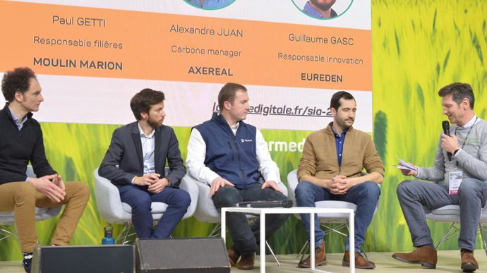 De gauche à droite : Guillaume Gasc, responsable innovation chez Eureden, Alexandre Juan, carbone manager chez Axéréal, Vincent Grégoire, responsable durabilité chez Tereos, Paul Getti, responsable filières chez Moulin Marion, ainsi que Jean-Marc Lévy, cofondateur de Carbone Farmers et animateur de la table ronde.