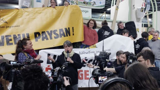 Laurence Marandola, la porte-parole de La Confédération paysanne, lors de l'action de son syndicat sur le stand de Lactalis au Salon international de l'agriculture. Laurence Marandola, la porte-parole de La Confédération paysanne, lors de l'action de son syndicat sur le stand de Lactalis au Salon international de l'agriculture.
