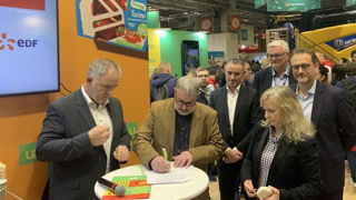 Pierre-Yves Jestin, président de Savéol et Gurvan Falc’hun, directeur général délégué aux énergies de SILL Entreprises ont signé avec Nelly Recrosio, directrice du marché d’affaires EDF un partenariat pour accélérer leur transition énergétique. Pierre-Yves Jestin, président de Savéol et Gurvan Falc’hun, directeur général délégué aux énergies de SILL Entreprises ont signé avec Nelly Recrosio, directrice du marché d’affaires EDF un partenariat pour accélérer leur transition énergétique.