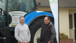 Alexandre Lefevre de la Cuma de Vimoutiers (Orne) s’intéresse à la solution du tracteur fonctionnant au bio-GNV, ici présentée par Benoit Besnier des Etablissements Blanchard Agriculture.
