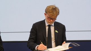 Marc Fesneau a signé le plan Ambition bio 2027, le 28 février 2024, lors du Salon international de l'agriculture.