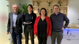 De gauche à droite : Alain Ambialet, président de la Fédération française des trufficulteurs, Lucie Tournayre, trufficultrice (Les truffières d'Uzès), Sophie Bediou, trufficultrice et présidente de la FFT dans le Centre-Val de Loire, et Claude Murat, ingénieur de recherche à l'Inrae. De gauche à droite : Alain Ambialet, président de la Fédération française des trufficulteurs, Lucie Tournayre, trufficultrice (Les truffières d'Uzès), Sophie Bediou, trufficultrice et présidente de la FFT dans le Centre-Val de Loire, et Claude Murat, ingénieur de recherche à l'Inrae.