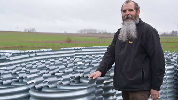 « Notre stratégie est de fabriquer tout au long de l’année nos tôles ondulées que nous stockons à plat et cintrons lorsque la demande arrive », expose Mathieu Doyen, gérant de la société Petrus.