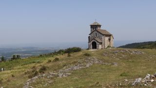 La chapelle de la Capelette perchée sur le plateau calcaire de Saint-Ferréol. La chapelle de la Capelette perchée sur le plateau calcaire de Saint-Ferréol.