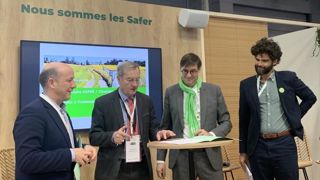 Emmanuel Hyest, président de la FNSafer, et Sébastien Windsor, président des Chambres d'agriculture, ont signé une convention cadre pour favoriser la transmission et l'installation d'agriculteurs. Emmanuel Hyest, président de la FNSafer, et Sébastien Windsor, président des Chambres d'agriculture, ont signé une convention cadre pour favoriser la transmission et l'installation d'agriculteurs.