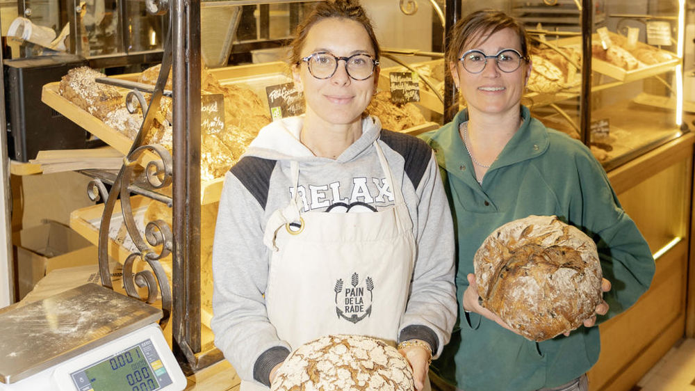 Les vendeuses Leslie et Aurélie.
