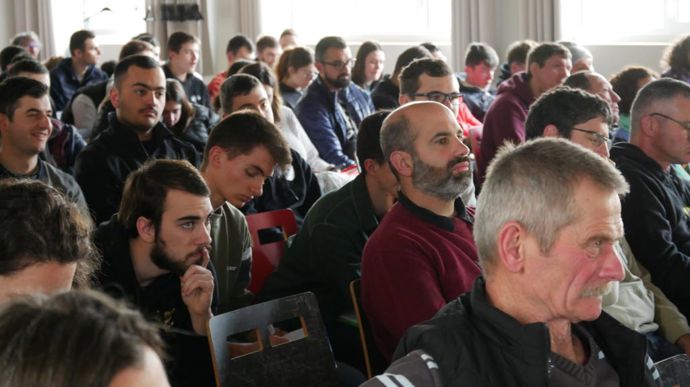 200 participants parmi lesquels agriculteurs, futurs agriculteurs et lycéens, ont été attentifs aux solutions proposées lors de la Journée technique Unisson Grandes cultures, lundi 4 mars, au lycée de Beaulieu-Lavacant, à Auch (Gers).