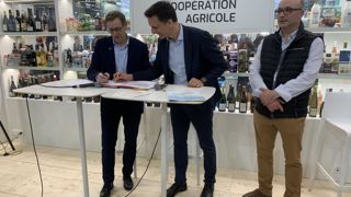 Dominique Chargé (La coopération agricole - métiers du grain), et Guillaume Mortelier (BPI France) ont signé un partenariat pour le financement des bilans carbone des coopératives le 29 février 2024 au salon de l'agriculture. Ils étaient accompagnés de Marc Braidy, président de la commission carbone de La coopération agricole. Dominique Chargé (La coopération agricole - métiers du grain), et Guillaume Mortelier (BPI France) ont signé un partenariat pour le financement des bilans carbone des coopératives le 29 février 2024 au salon de l'agriculture. Ils étaient accompagnés de Marc Braidy, président de la commission carbone de La coopération agricole.