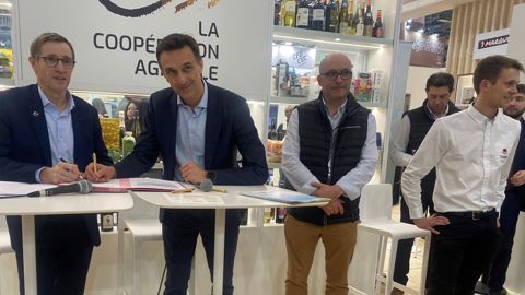 Dominique Chargé, président de LCA, et Guillaume Mortelier, directeur exécutif en charge de l’accompagnement à Bpifrance, ont signé le partenariat entre les deux organisations, jeudi 29 février au Sia, à Paris. A leurs côtés, Marc Braidy, élu en charge du carbone chez LCA, et Thomas Perrier, coordinateur filières et transition agroécologique chez Océalia.