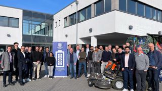 En Allemagne, l'équipe dédiée devant les locaux du Husqvarna Group Battery Competence Center (HGBCC)