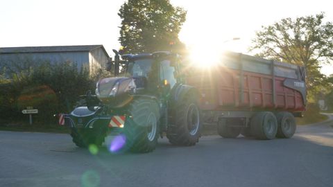 New Holland T7.300 : Quel débit pour la pompe hydraulique ?