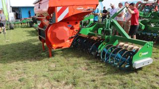 Le tasse avant BiSynchro TF de Franquet est prévu pour s'utiliser avec une trémie frontale.