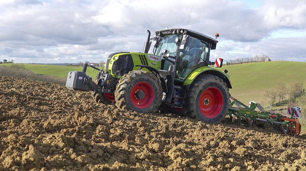 Mission déchaumage avec un Cenio 3000 Super à 25 cm, dans une parcelle dont la pente dépasse fréquemment les 30 % d’inclinaison.
