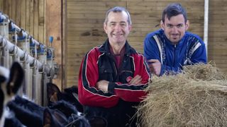 Jean-Marc Brunhes (à gauche) a été gravement accidenté et son salarié, Valentin Lecomte, l'a aidé à gérer la ferme. appuyé par le robot de traite. Jean-Marc Brunhes (à gauche) a été gravement accidenté et son salarié, Valentin Lecomte, l'a aidé à gérer la ferme. appuyé par le robot de traite.