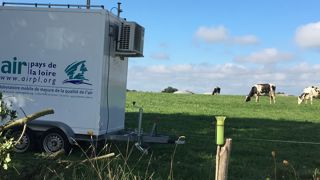 Le laboratoire mobile est équipé d’analyseurs automatiques pour le sulfure d’hydrogène et le méthane. Ils prélèvent en permanence l’air extérieur et quantifient les concentrations sur un pas de temps de quinze minutes.